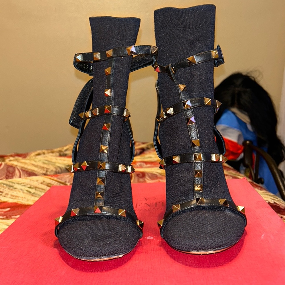 ROCKSTUD CLOTH BUCKLED BOOTS
Valentino Garavani